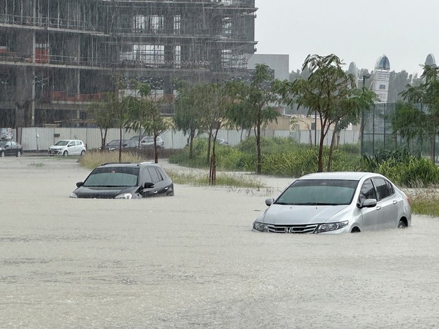 Dubai bỗng ngập lụt kinh hoàng: Siêu xe trôi nổi trên phố, máy bay lướt trên mặt nước tạo nên cảnh tượng chưa từng có - Ảnh 5.