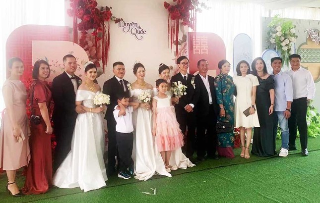 Chuyện lạ ở Lâm Đồng: 3 chị em ruột cưới cùng 1 ngày, tất cả cùng đến hôn trường tiệc cưới - Ảnh 4.