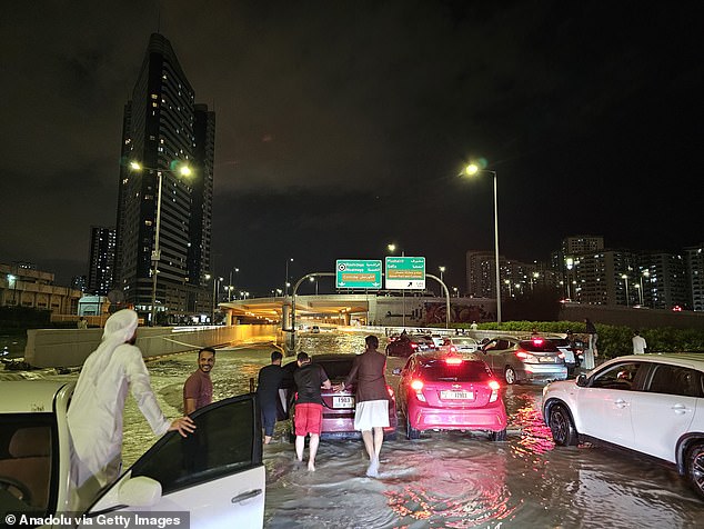 Ngập lụt nghiêm trọng tại Dubai: Hàng loạt chuyến bay bị huỷ, hành khách vạ vật chờ được cất cánh - Ảnh 4.