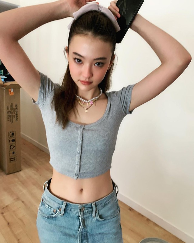 Tiểu Jennie Ella Gross mê bộ đôi áo croptop + quần jeans: Ngắm xong mới thấy mùa hè “quẩy” 2 item này là chuẩn bài - Ảnh 2.