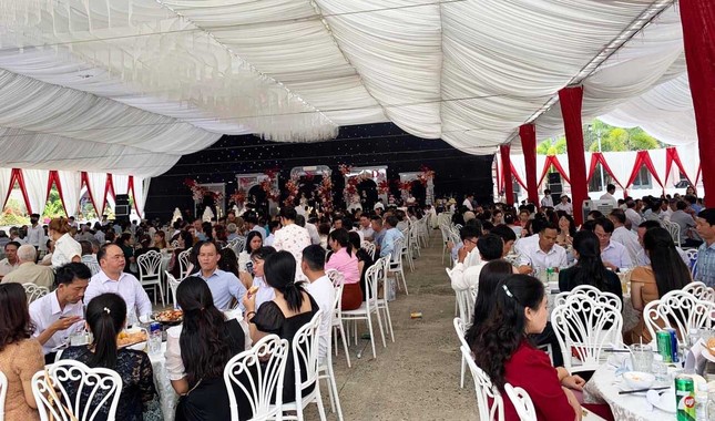 Chuyện lạ ở L&acirc;m Đồng: 3 chị em ruột cưới c&ugrave;ng 1 ng&agrave;y, tất cả c&ugrave;ng đến h&ocirc;n trường tiệc cưới - Ảnh 3.