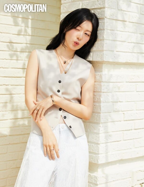 Kim Ji Won siêu ngọt ngào trong loạt ảnh mới trên Cosmopolitan - Ảnh 4.