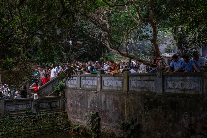 Dòng người đổ về Đền Hùng trước ngày Giỗ Tổ, đường lên đền Hạ không còn chỗ trống - Ảnh 12.