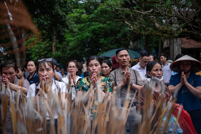 Dòng người đổ về Đền Hùng trước ngày Giỗ Tổ, đường lên đền Hạ không còn chỗ trống - Ảnh 10.