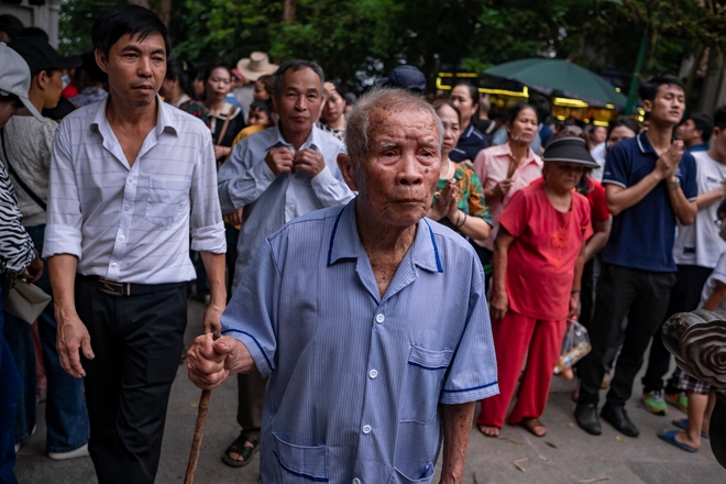 Dòng người đổ về Đền Hùng trước ngày Giỗ Tổ, đường lên đền Hạ không còn chỗ trống - Ảnh 9.