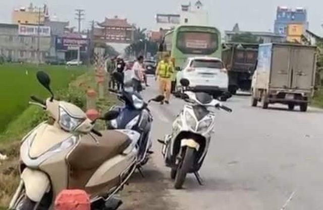 Va chạm xe tải, 2 nam sinh đi xe máy tử vong - Ảnh 1.