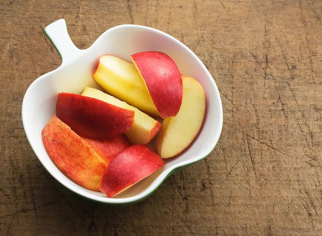 Nên ăn táo nguyên vỏ hay gọt vỏ? Thì ra bấy lâu nay nhiều người vẫn ăn sai cách khiến dinh dưỡng hao hụt - Ảnh 2.