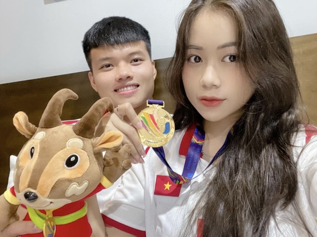 Bạn gái Văn Tùng “10 điểm không có nhưng”, thức đêm xem U23 Việt Nam, còn động viên “giỏi lắm” khi chàng lập công - Ảnh 3.