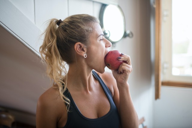 Nên ăn táo nguyên vỏ hay gọt vỏ? Thì ra bấy lâu nay nhiều người vẫn ăn sai cách khiến dinh dưỡng hao hụt - Ảnh 1.