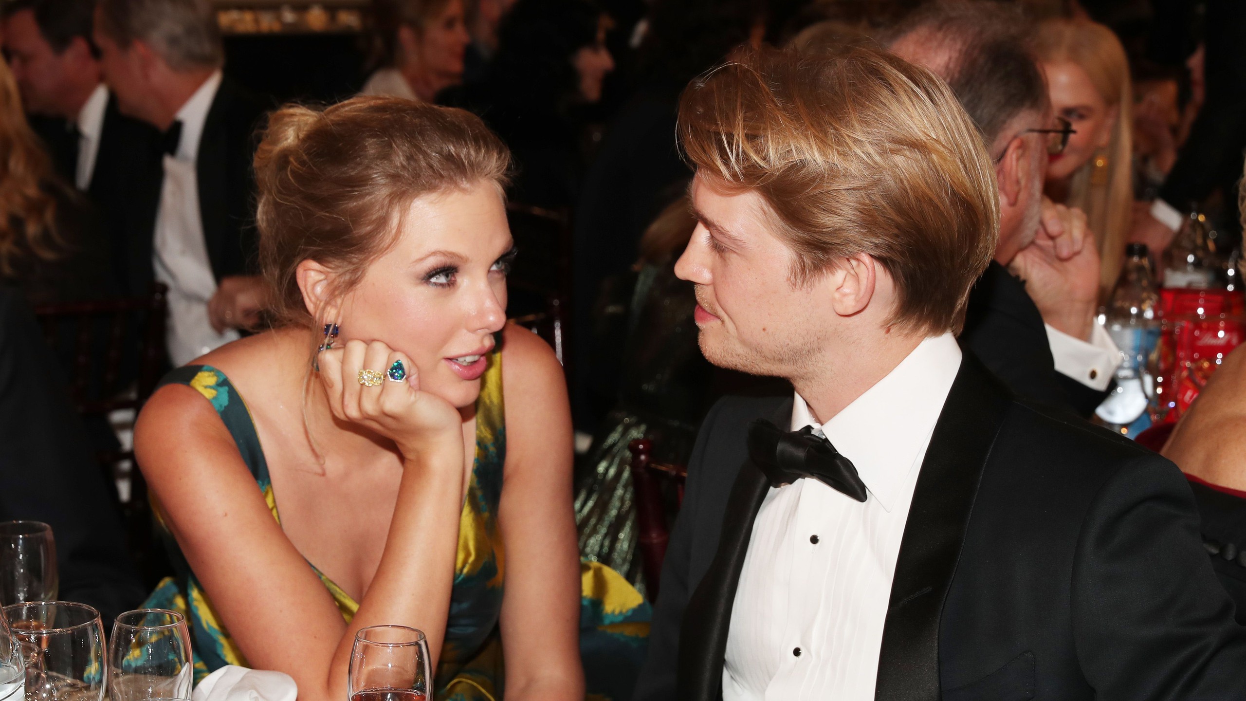 Album mới của Taylor Swift: Gọi Joe Alwyn là chồng, kể chuyện bị đâm sau lưng, 16 ca khúc quá hay lập tức được chấm điểm tuyệt đối! - Ảnh 4.