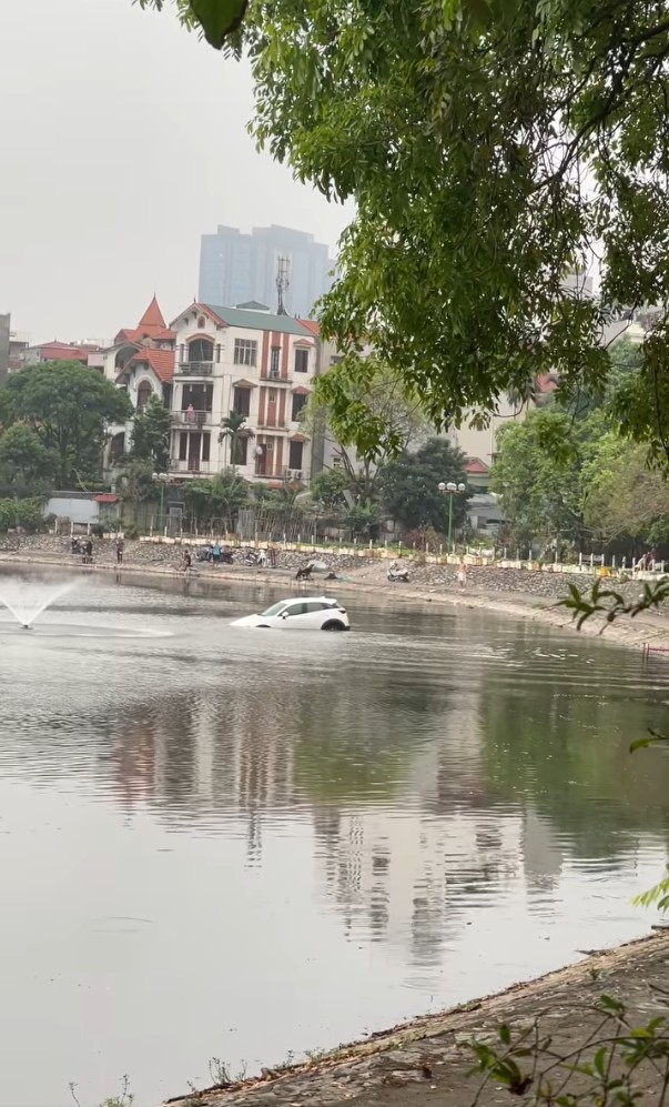 H&agrave; Nội: &Ocirc; t&ocirc; lao xuống hồ Định C&ocirc;ng, gần 30 người gi&uacute;p sức k&eacute;o l&ecirc;n - Ảnh 1.