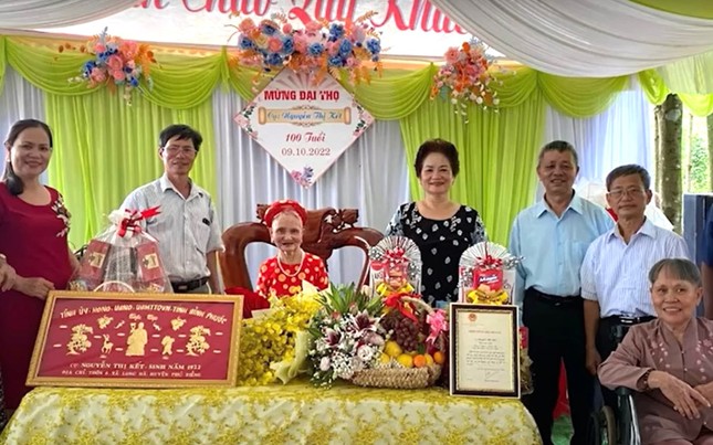 Cụ bà 102 tuổi vẫn hít đất hằng ngày, đi xe máy hàng chục cây số - Ảnh 5.