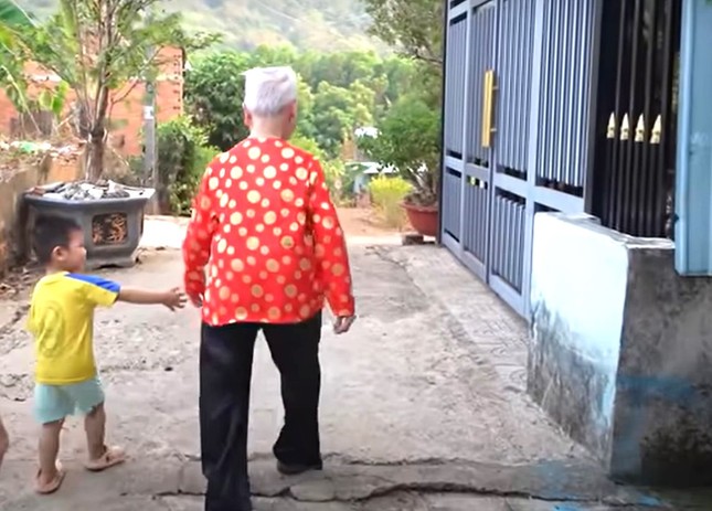 Cụ bà 102 tuổi vẫn hít đất hằng ngày, đi xe máy hàng chục cây số - Ảnh 4.