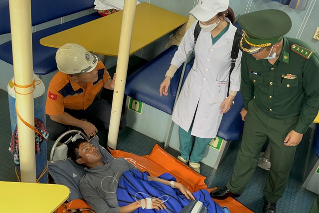 38 giờ vật lộn tr&ecirc;n biển của ch&agrave;ng trai bị &ldquo;đ&aacute;nh &uacute;p&rdquo; khi đi c&acirc;u mực: Nghĩ đến cha mẹ, em lại cố bơi - Ảnh 3.