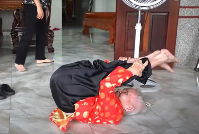 Cụ bà 102 tuổi vẫn hít đất hằng ngày, đi xe máy hàng chục cây số - Ảnh 2.