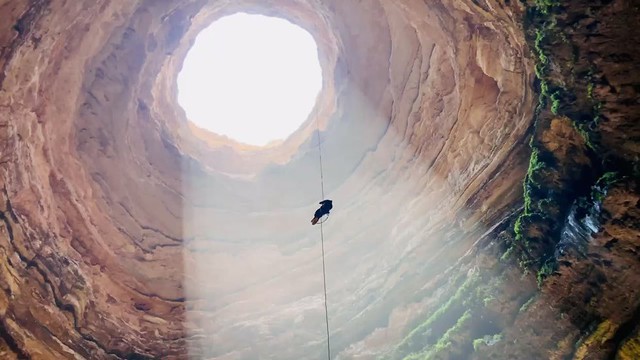 Sự thật dưới “giếng địa ngục” sâu 116 mét nổi tiếng thế giới với loạt lời nguyền bí ẩn: Đi xuống đáy giếng, các chuyên gia đều phải kinh ngạc - Ảnh 2.