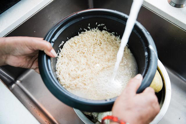 Vo gạo trước khi nấu có mang lại lợi ích thực sự nào cho sức khỏe? - Ảnh 1.
