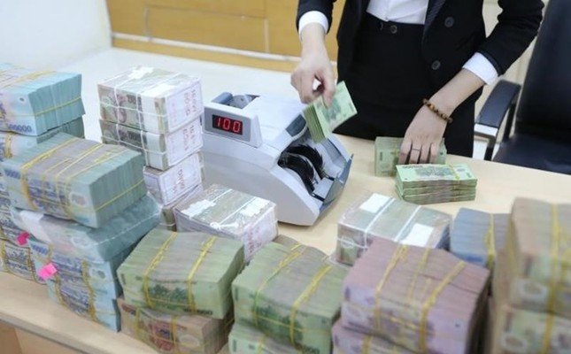 V&igrave; sao người vay &egrave; cổ g&aacute;nh l&atilde;i d&ugrave; ng&acirc;n h&agrave;ng li&ecirc;n tục b&aacute;o hạ? - Ảnh 1.