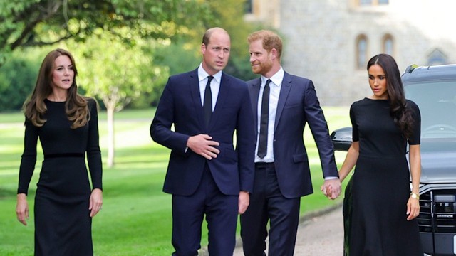 Chuyên gia hoàng gia: William và Kate đề nghị vợ chồng Harry đưa 2 con về Anh để gặp mặt nhưng Meghan từ chối - Ảnh 1.