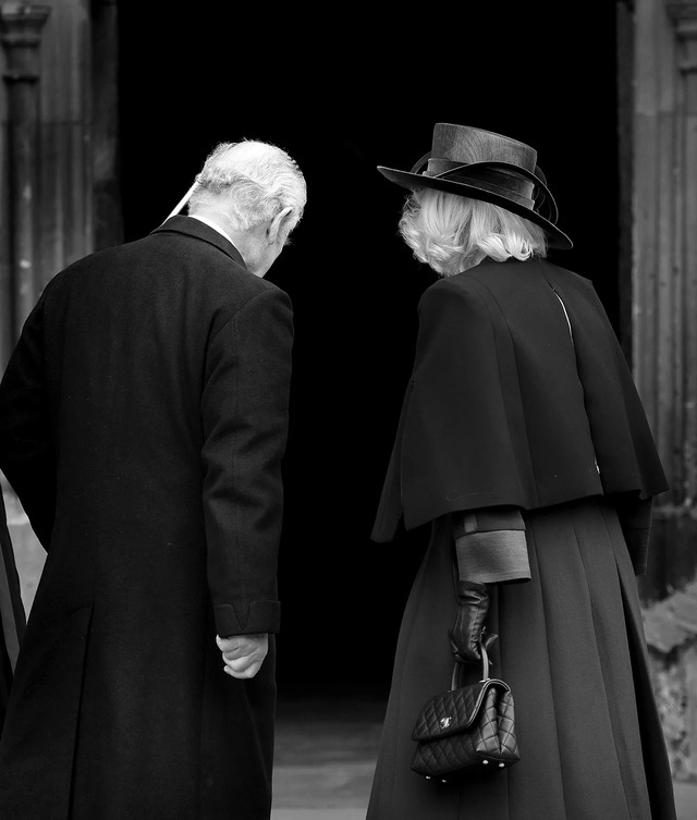 Bức ảnh cảm động: Vua Charles và Vương hậu Camilla sánh bước bên nhau, ngôn ngữ cơ thể nói lên nhiều điều - Ảnh 1.