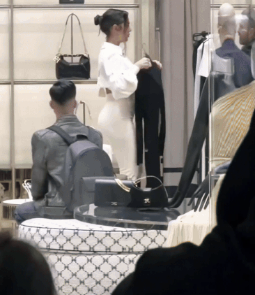 Ronaldo's girlfriend when shopping: Choose things without looking at the price, there is a strong staff following to carry all the big and small bags - Photo 3.