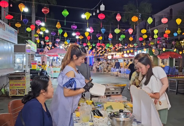 Cô gái Thái Lan lấy chồng Phú Quốc, tối tối ôm bụng bầu đi bán đồ ăn vỉa hè, thu nhập bất ngờ - Ảnh 4.