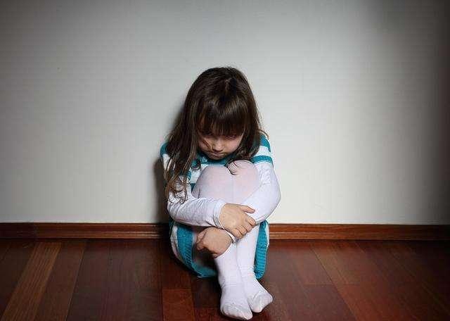 Trẻ mắc lỗi có nên bị phạt nhốt trong phòng tối để chúng tự hối lỗi?