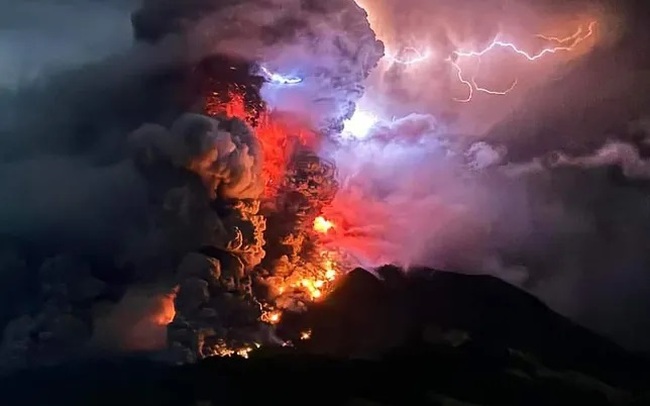 Núi lửa ở Indonesia tiếp tục phun trào, 11.000 người được yêu cầu sơ tán - Ảnh 1.