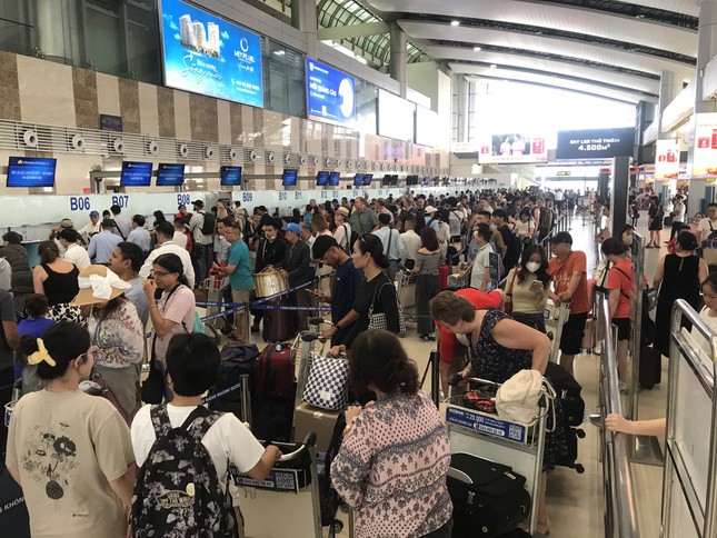 Sắp cạn vé máy bay từ Hà Nội đi các điểm du lịch - Ảnh 1.