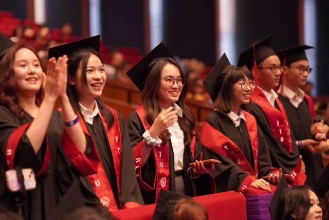 Ngắm mãi không chán chùm ảnh nữ sinh Ngoại thương trong lễ tốt nghiệp: Đúng là lò đào tạo Hoa hậu, ai cũng xinh! - Ảnh 7.