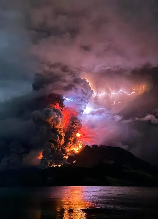 Núi lửa ở Indonesia tiếp tục phun trào, 11.000 người được yêu cầu sơ tán - Ảnh 5.