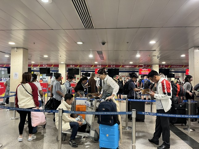 Dự báo lượng khách cực lớn qua sân bay Tân Sơn Nhất dịp 30/4-1/5 - Ảnh 1.