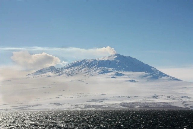 Núi lửa ở Nam Cực phun vàng thật mỗi ngày - Ảnh 1.