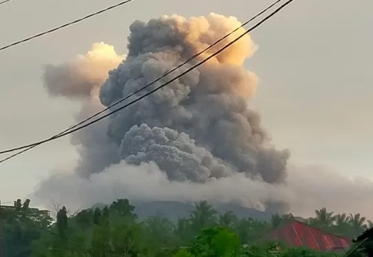 Núi lửa ở Indonesia tiếp tục phun trào, 11.000 người được yêu cầu sơ tán - Ảnh 4.
