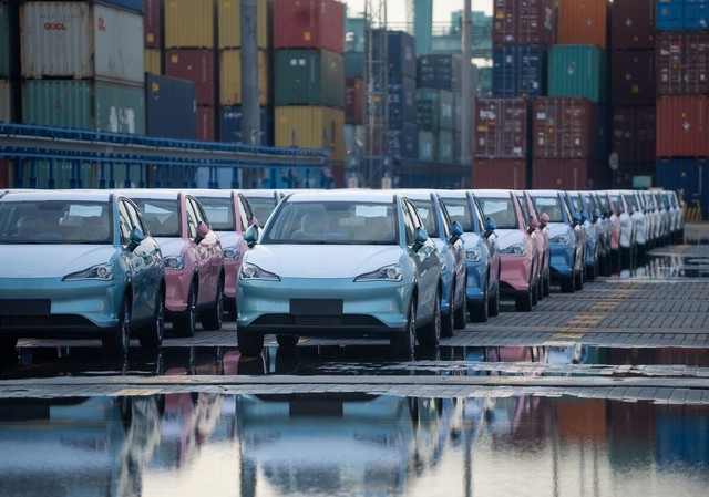 Hình ảnh xe đậu bạt ngàn ở cảng: Điều gì đang xảy ra với ô tô Trung Quốc ở châu Âu? - Ảnh 4.