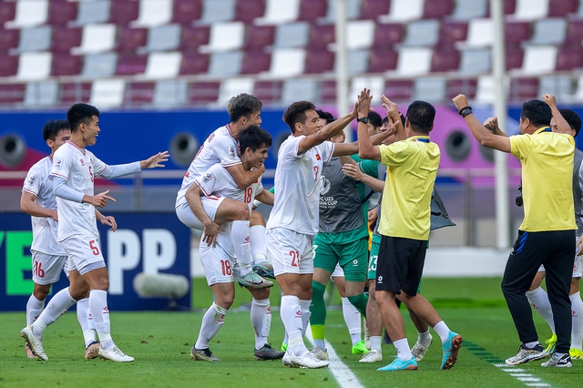 Ngoài tấm vé tứ kết, HLV Hoàng Anh Tuấn còn tặng món quà quý vô giá cho U23 Việt Nam - Ảnh 1.