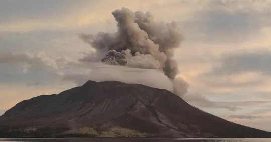 Núi lửa ở Indonesia tiếp tục phun trào, 11.000 người được yêu cầu sơ tán - Ảnh 3.