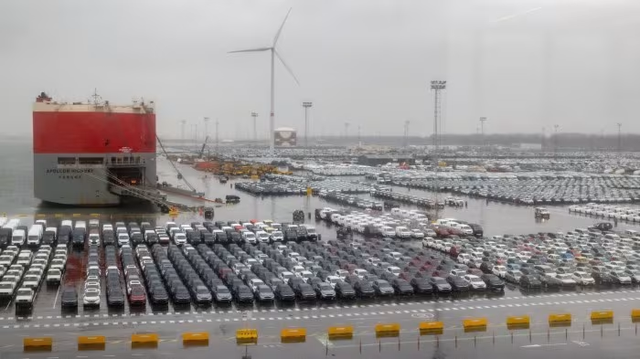 Hình ảnh xe đậu bạt ngàn ở cảng: Điều gì đang xảy ra với ô tô Trung Quốc ở châu Âu? - Ảnh 1.