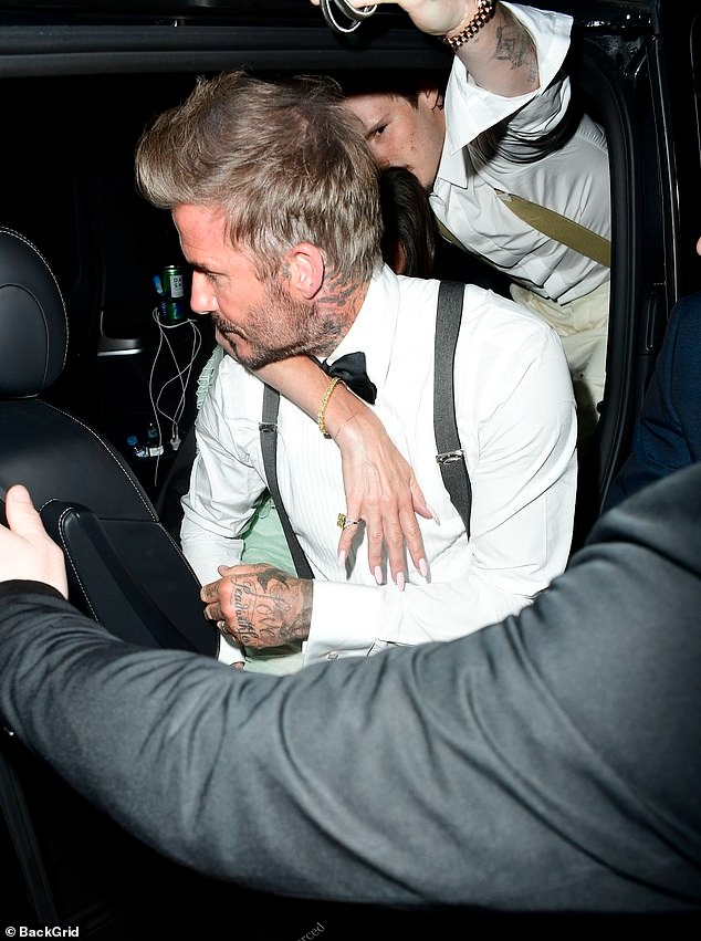 Góc chồng nhà người ta: David Beckham cõng vợ ra về sau khi tan tiệc vào lúc 2h30 sáng, quan tâm đến từng chi tiết nhỏ - Ảnh 3.