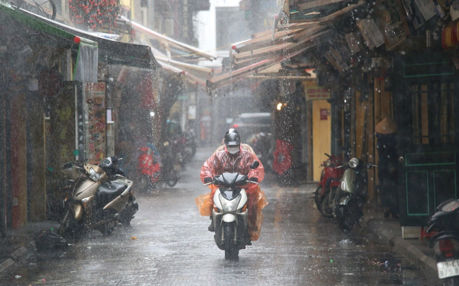 Miền Bắc chiều tối mưa dông, khả năng lốc, sét, mưa đá - Ảnh 1.