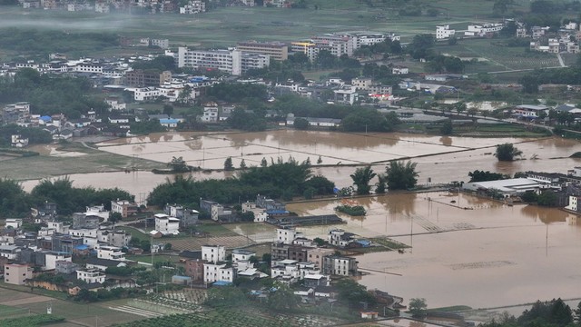 Ảnh, clip: Lũ lụt nghiêm trọng nhất trong 100 năm đổ bộ Trung Quốc, ảnh từ trên cao tiết lộ hiện trường kinh hoàng - Ảnh 2.