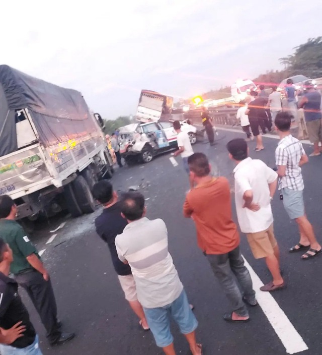 Tai nạn trên truyến cao tốc Trung Lương - Mỹ Thuận: 2 người thương vong - Ảnh 3.
