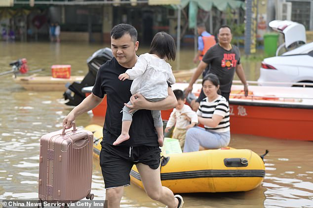 Ảnh, clip: Lũ lụt nghiêm trọng nhất trong 100 năm đổ bộ Trung Quốc, ảnh từ trên cao tiết lộ hiện trường kinh hoàng - Ảnh 8.