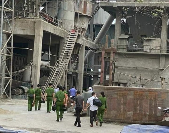 Hiện trường vụ tai nạn nghiêm trọng khiến 7 công nhân tử vong ở nhà máy xi măng Yên Bái - Ảnh 4.