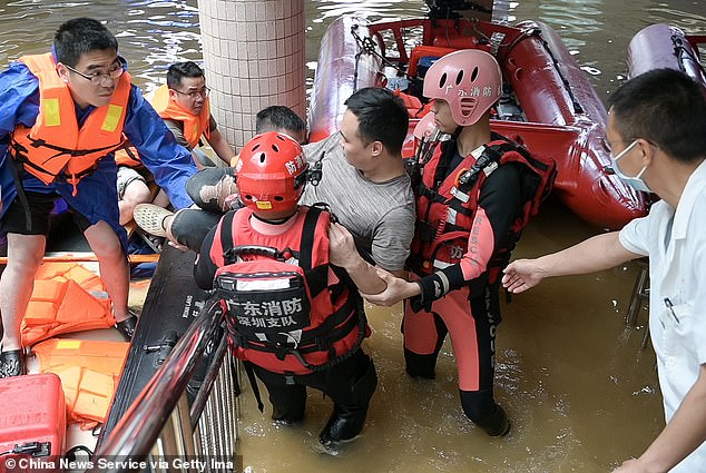 Ảnh, clip: Lũ lụt nghiêm trọng nhất trong 100 năm đổ bộ Trung Quốc, ảnh từ trên cao tiết lộ hiện trường kinh hoàng - Ảnh 7.