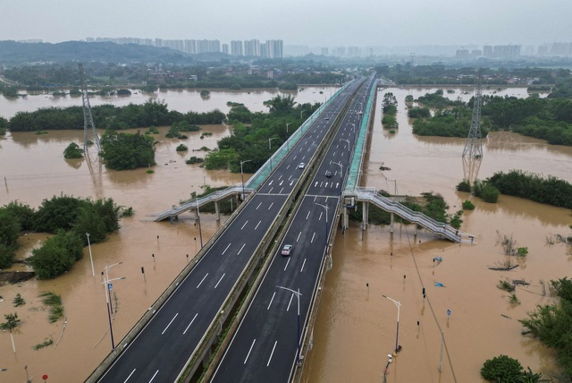 Ảnh, clip: Lũ lụt nghiêm trọng nhất trong 100 năm đổ bộ Trung Quốc, ảnh từ trên cao tiết lộ hiện trường kinh hoàng - Ảnh 6.