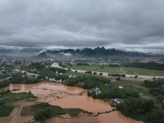 Ảnh, clip: Lũ lụt nghiêm trọng nhất trong 100 năm đổ bộ Trung Quốc, ảnh từ trên cao tiết lộ hiện trường kinh hoàng - Ảnh 4.