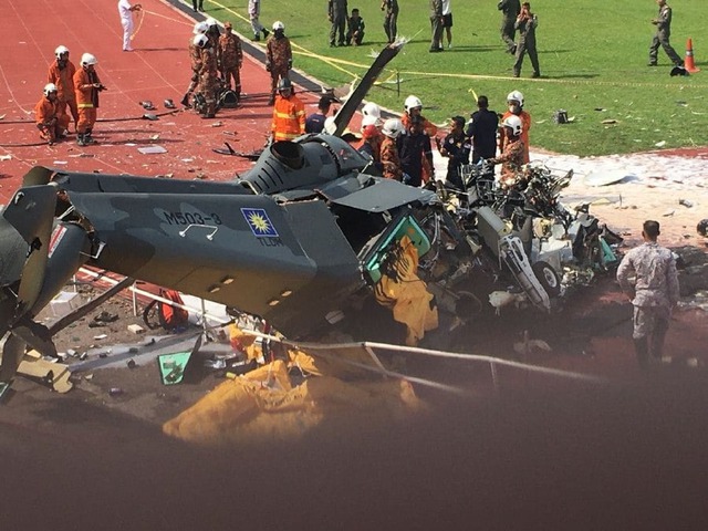 Malaysia: 2 trực thăng quân sự va cánh vào nhau, 10 người chết - Ảnh 1.