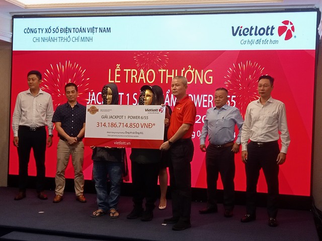 Hai người đến từ TP HCM cùng nhận giải Jackpot 1 trị giá 314 tỉ đồng của Vietlott - Ảnh 1.