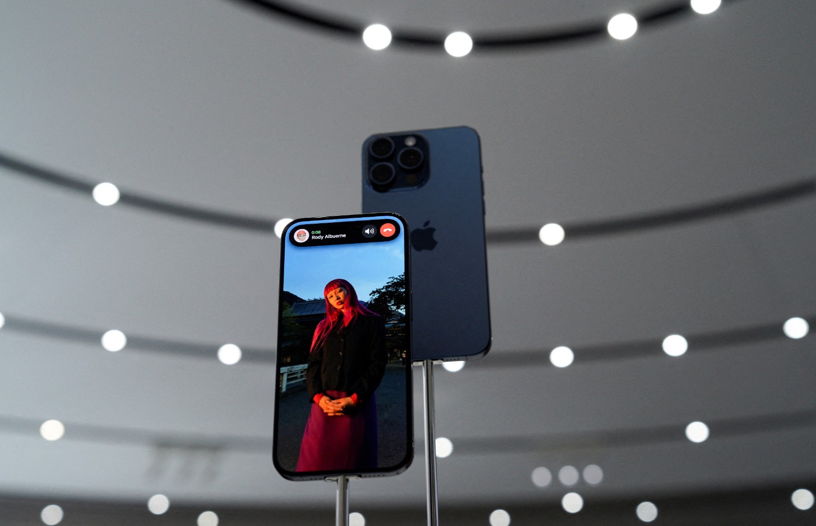 Apple cần iPhone 250 USD để tăng doanh số, nhưng không muốn tạo ra 